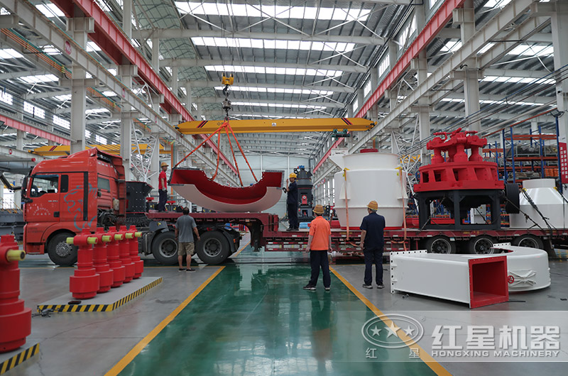 紅星高壓磨粉機裝車發(fā)貨現(xiàn)場 紅星高壓磨粉機裝車發(fā)貨現(xiàn)場