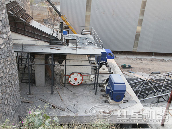 安裝、調(diào)試好投入生產(chǎn)的重錘頭破碎機(jī)